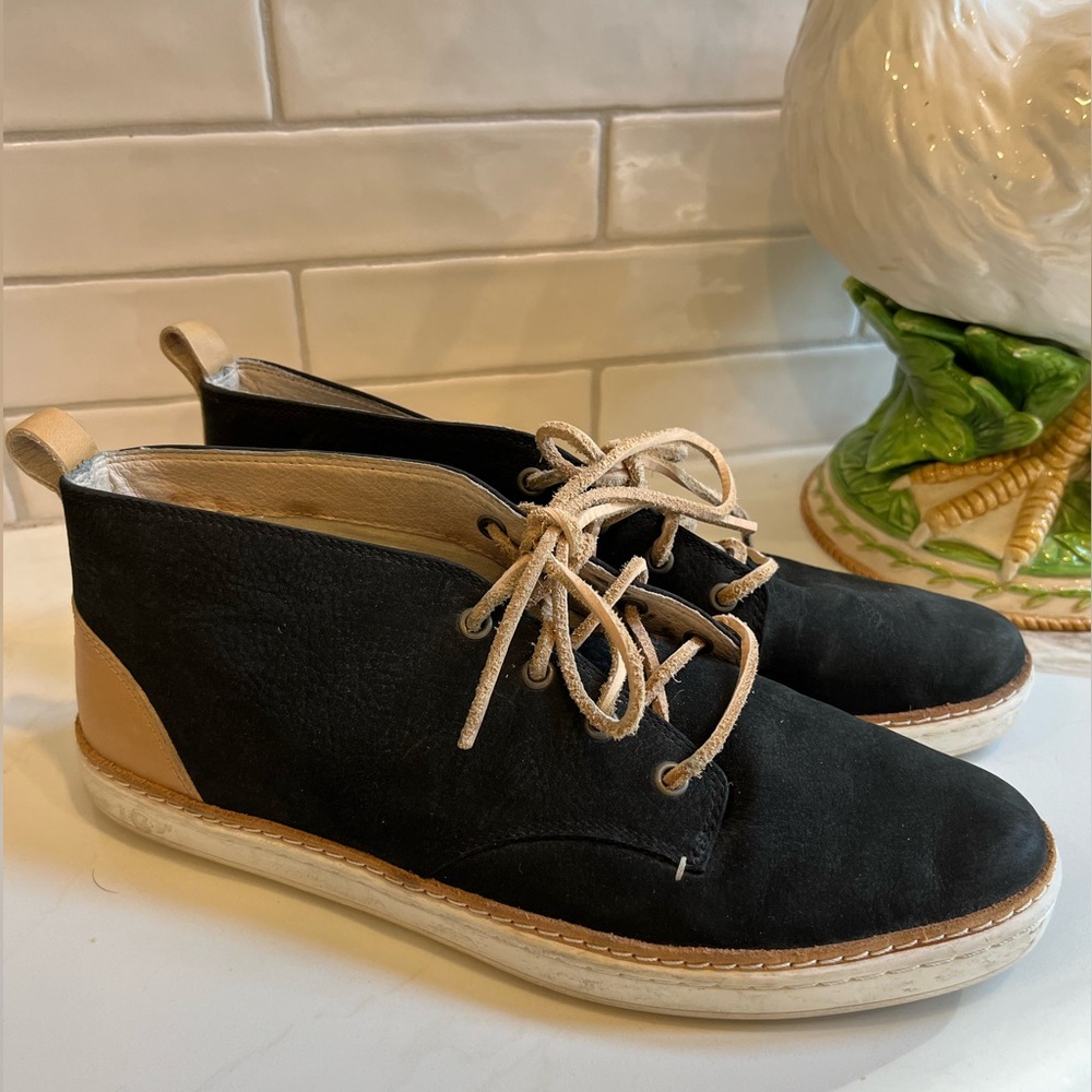 EUC UGG black Kallisto Nubuck lace up desert style ankle boot with tan heel